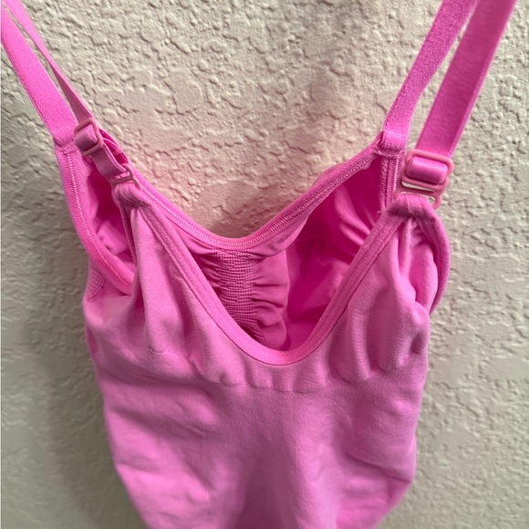 SKIMS Sculpting bodysuit Neon pink - Picture 9 of 9